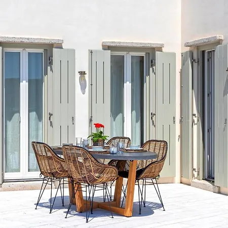 Syros Grace Eco-villa With Jacuzzi & Stuning Views Βίλα